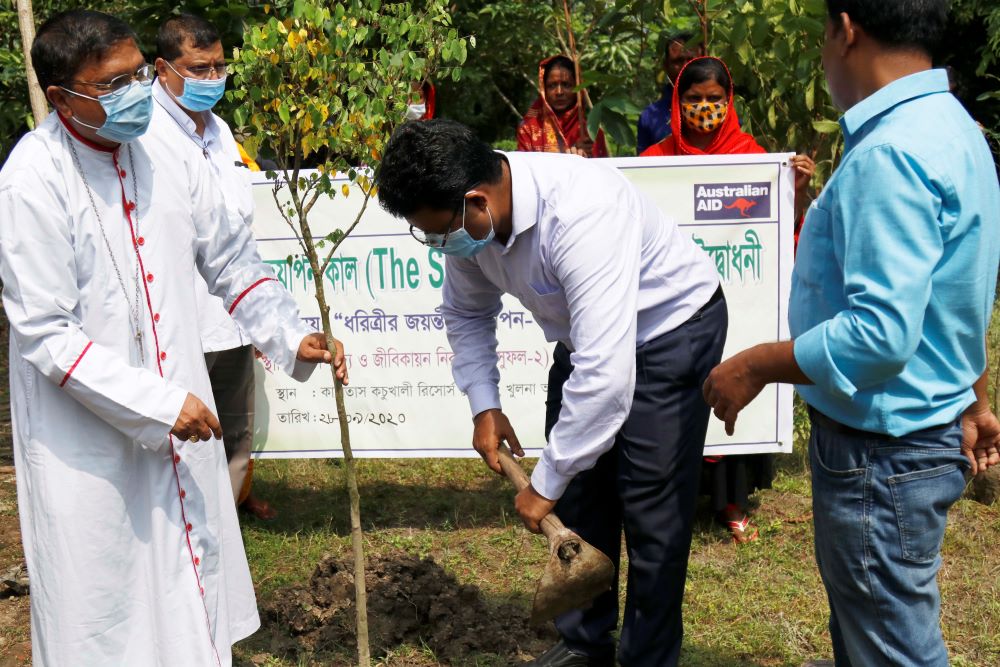  Bishop James Romen Boiragi, bishop of the Khulna Diocese, and a Caritas Bangladesh official plant trees in the coastal Shyamnagar area of Satkhira district, Bangladesh. 
