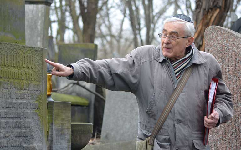 Jan Jagielski at the Jewish Cemetery in Warsaw, Poland (Wikimedia Commons/Adrian Grycuk)