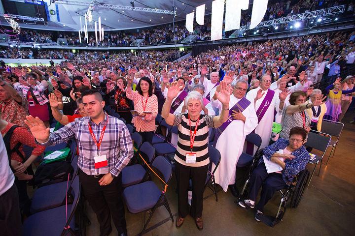 People pray during the 2015 Los Angeles Religious Education Congress in Anaheim, Calif. (CNS/Vida Nueva/Victor Aleman)