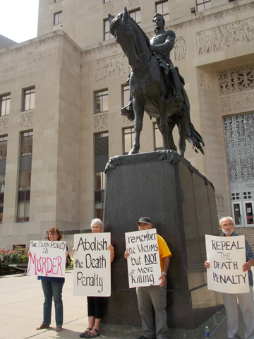 Members of the Missourians for Alternatives to the Death Penalty stand with signs in front of the Jackson County Courthouse in Kansas City, Mo. (NCR/Elizabeth A. Elliott)