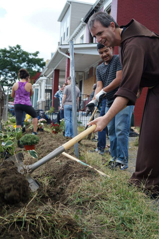 Andre Rivera, left, and Capuchin Fr. Kevin Thompson take part in the Franciscan Earth Corps' guerilla gardening day Sept. 22 in Washington, D.C. (Amanda Schulz)