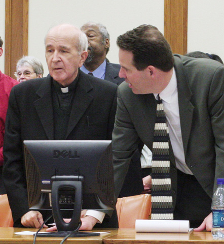 Fr. Gerald Robinson talks with attorney John Thebes at Robinson's murder trial in Toledo in April 2006. (CNS/Reuters/Allan Detrich, pool)
