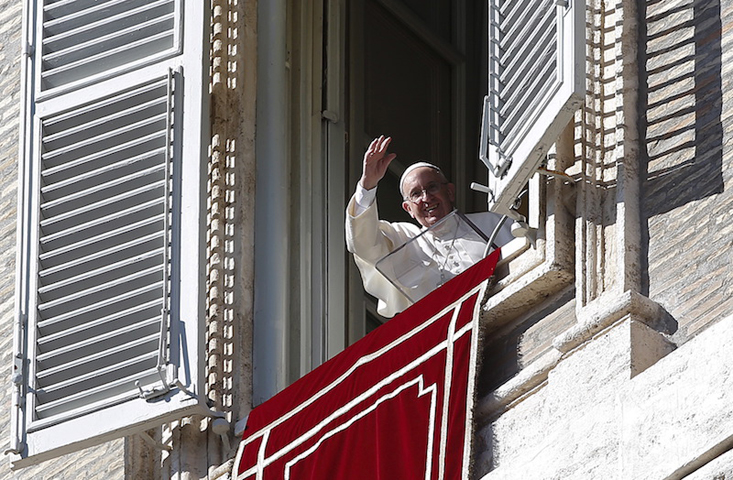 Pope Francis waves during his Sunday Angelus prayer in Saint Peter’s Square at the Vatican on Nov. 8, 2015. (REUTERS/Alessandro Bianchi)