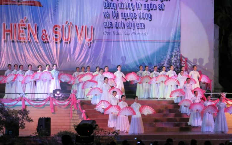 Lovers of the Holy Cross of Thu Thiem sisters performing a dance themed “following Lord every day” during the church in Vietnam's celebration  of the World Day for Consecrated Life.  (Joachim Pham)