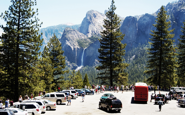 Tourists at the tunnel view overlook in Yosemite National Park (Dreamstime)
