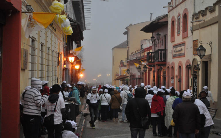 People converging early Monday morning on the city center San Cristobal de Las Casas, Chiapas, Mexico in anticipation of the pope's arrival. (J. Malcolm Garcia.)
