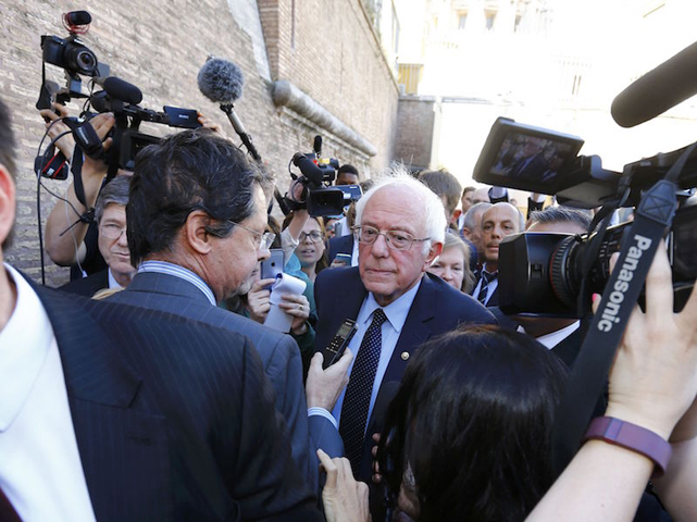 U.S. Democratic presidential candidate Bernie Sanders speaks with media and supporters during his visit to the Vatican, April 15, 2016. (Reuters/Stefano Rellandini)