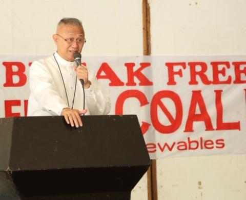 Archbishop José Palma of Cebu, Philippines, speaks during an event for the Break Free from Coal campaign. (Jaazeal Jakosalem)