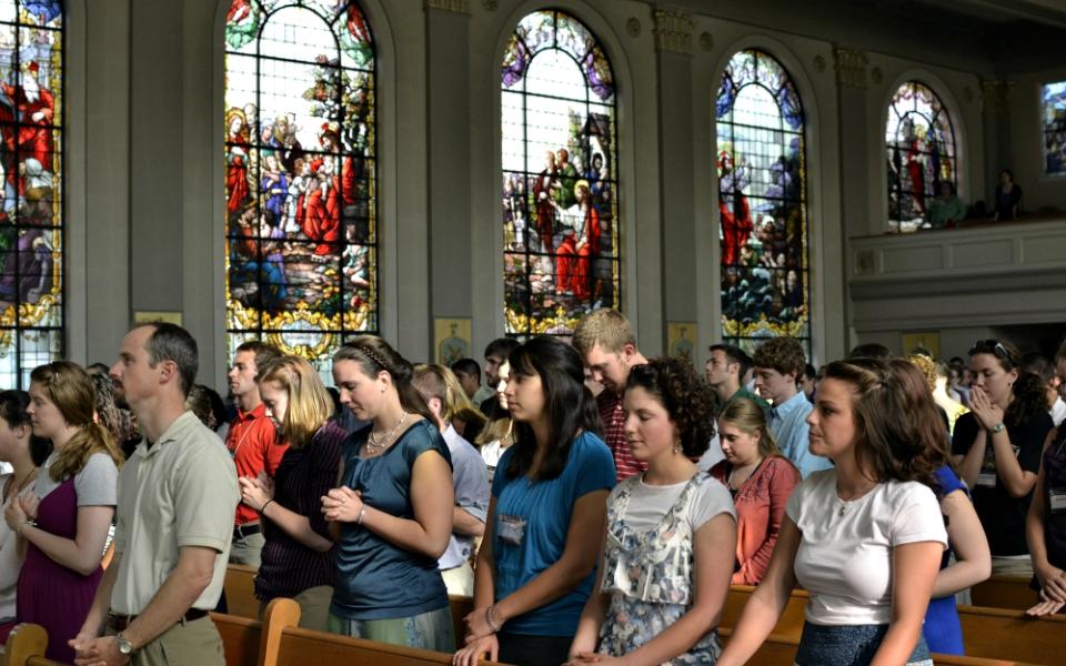 Students involved with FOCUS attend Mass. The group reports that it has more than 660 missionaries on 137 campuses in 38 U.S. states and at four international locations, with an estimated 24,000 students involved. (Courtesy of FOCUS)