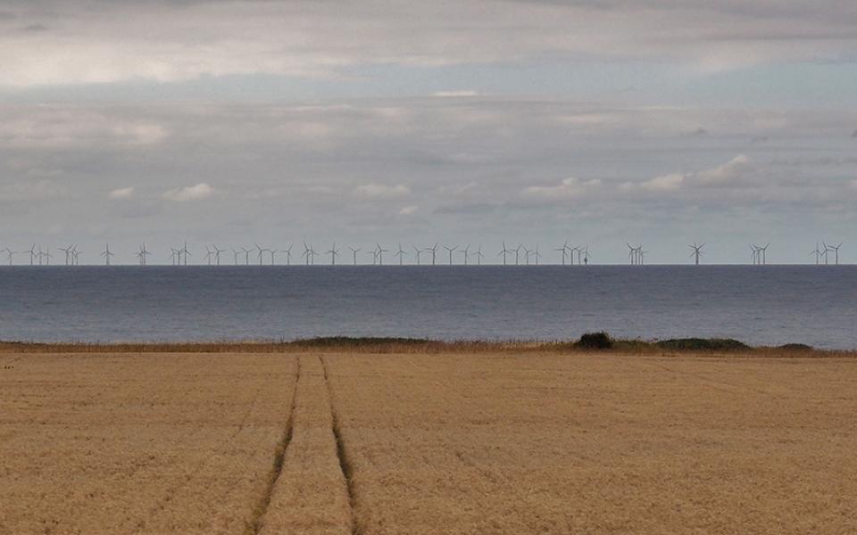 An offshore wind farm in the North Sea (Wikimedia Commons/johnkell)