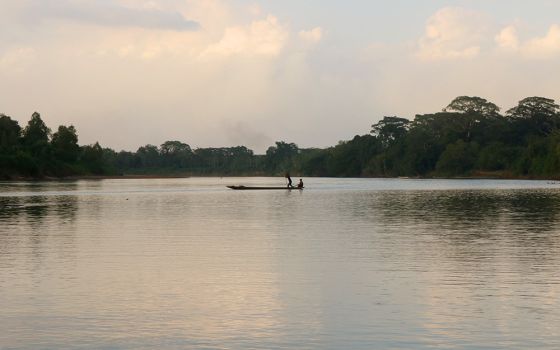 A Miskito Indigenous person paddles a canoe on the Patuca River in Honduras. (Wikimedia Commons/Marcio Martínez)