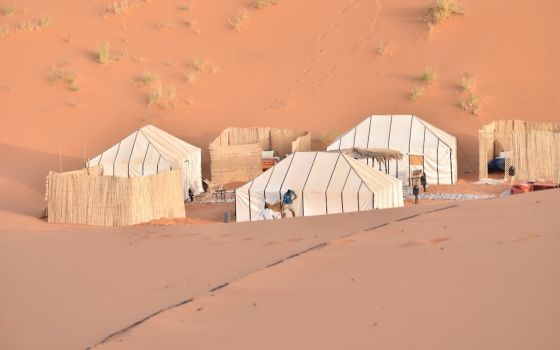 Tents in the desert (Unsplash/Oliver Schweizer)
