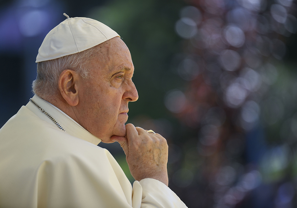 Papa Francisco reúne-se com sobreviventes de abusos em Portugal enquanto o país sofre com revelações recentes