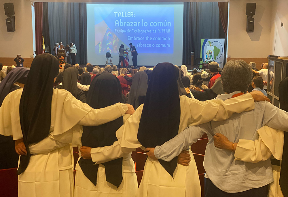 Un grupo de hermanas participa en un ejercicio para abrazar los puntos en común, el 25 de noviembre de 2023, en el auditorio de la Universidad de La Salle en Bogotá, Colombia. Más de 500 religiosos y religiosas, y algunos católicos laicos, asistieron del 24 al 26 de noviembre al IV Congreso de la Vida Religiosa en Latinoamericano y el Caribe para compartir experiencias de vida consagrada. (Foto: GSR/Rhina Guidos)