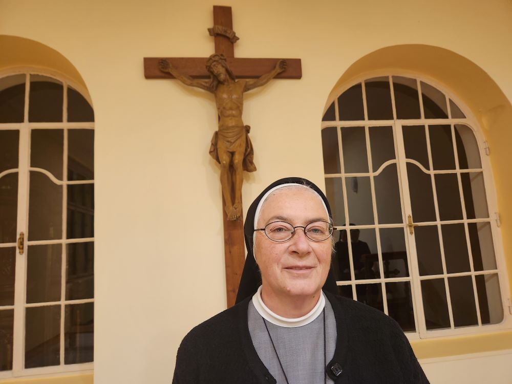 La Hna. Franciska Molnar, de 68 años, miembro de las Hermanas de la Misericordia de la Santa Cruz, ejerce su ministerio en el convento de la congregación en Đakovo, una ciudad a unos 56 kilómetros al oeste de Vukovar. Ella afirma que ha podido perdonar a los asesinos de su hermano Saša, fallecido durante la Guerra de la Patria Croata. (Foto: GSR/Chris Herlinger)