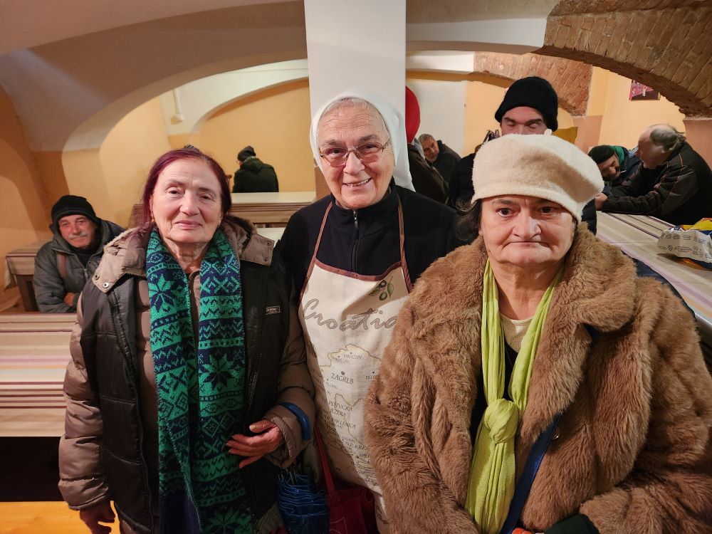 La Hna. Tihomira Parlaj, religiosa de las Hermanas de la Caridad de San Vicente de Paúl de Zagreb que ayuda a coordinar un comedor social en la capital croata, aparece aquí con algunas de las personas a las que atiende el comedor. (Foto: GSR/Chris Herlinger)