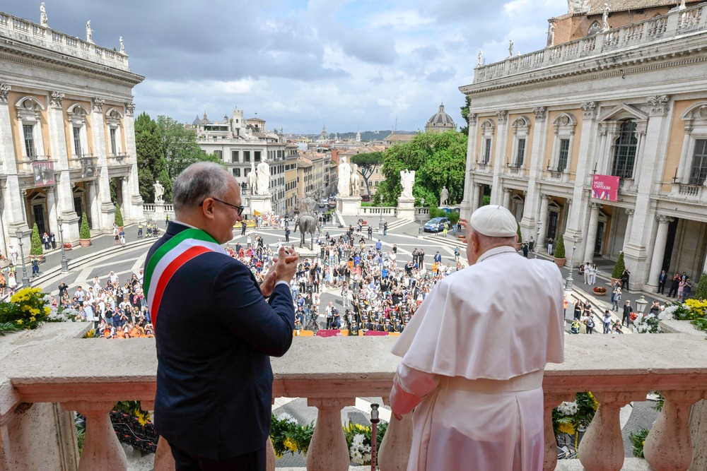 Pope and Mayor on balcony facing out towards St. Peter's Square. 