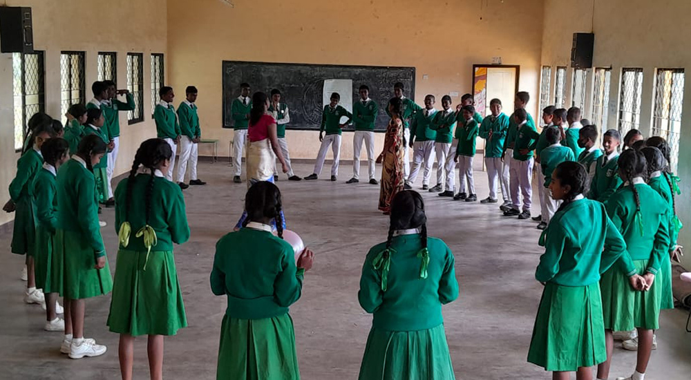 A counselor of the Nuwereliya regional forum conducts a group activity among female students of a rural school on the dangers of unsafe migration and human trafficking. (Courtesy of Sr. Rupika Perera)