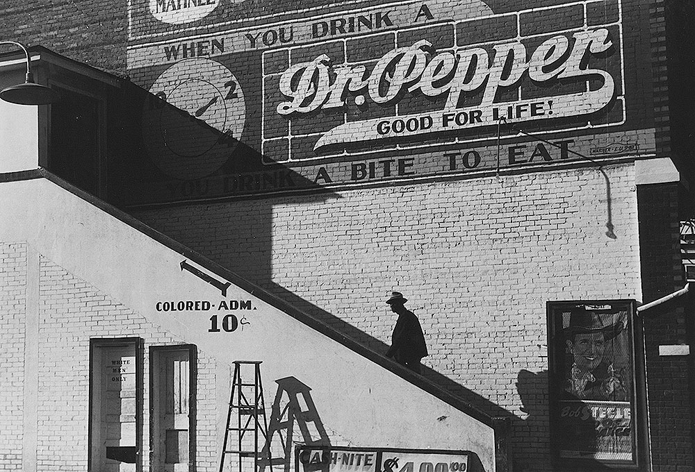 A Black man enters a segregated movie theater in Belzoni, Mississippi, in 1939. (Wikimedia Commons/Library of Congress)