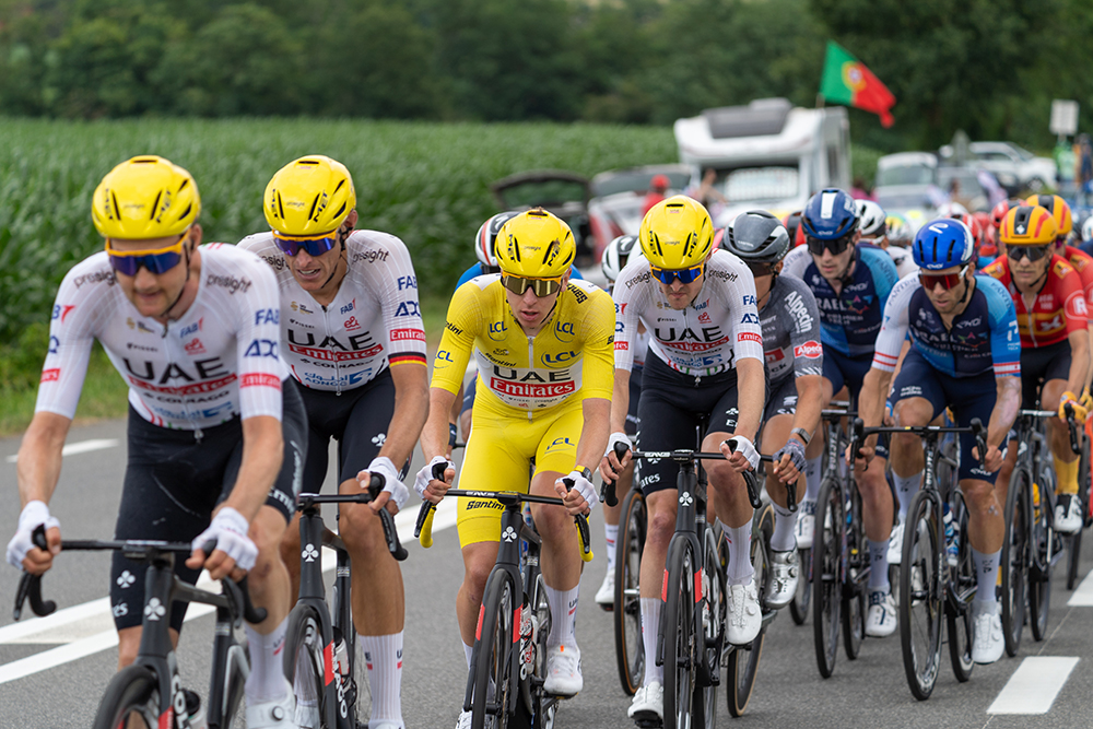 Tadej Pogačar and his team in front of the peloton during the Simacourbe climb of Tour de France 2024, stage 13 (Wikimedia Commons/Hugo LUC)