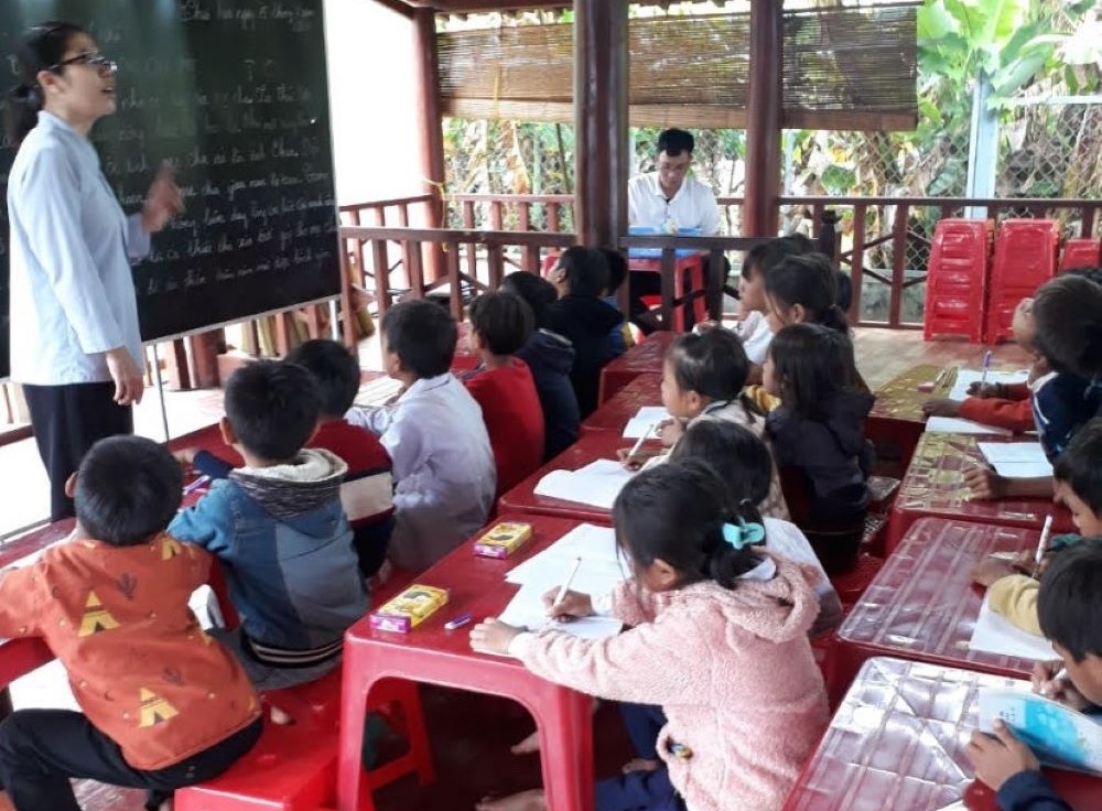 Hermana enseña una clase de primer grado.