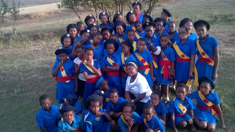 La hermana Agnes Motake se ve con niños en el grupo Soldados de Cristo Rey.