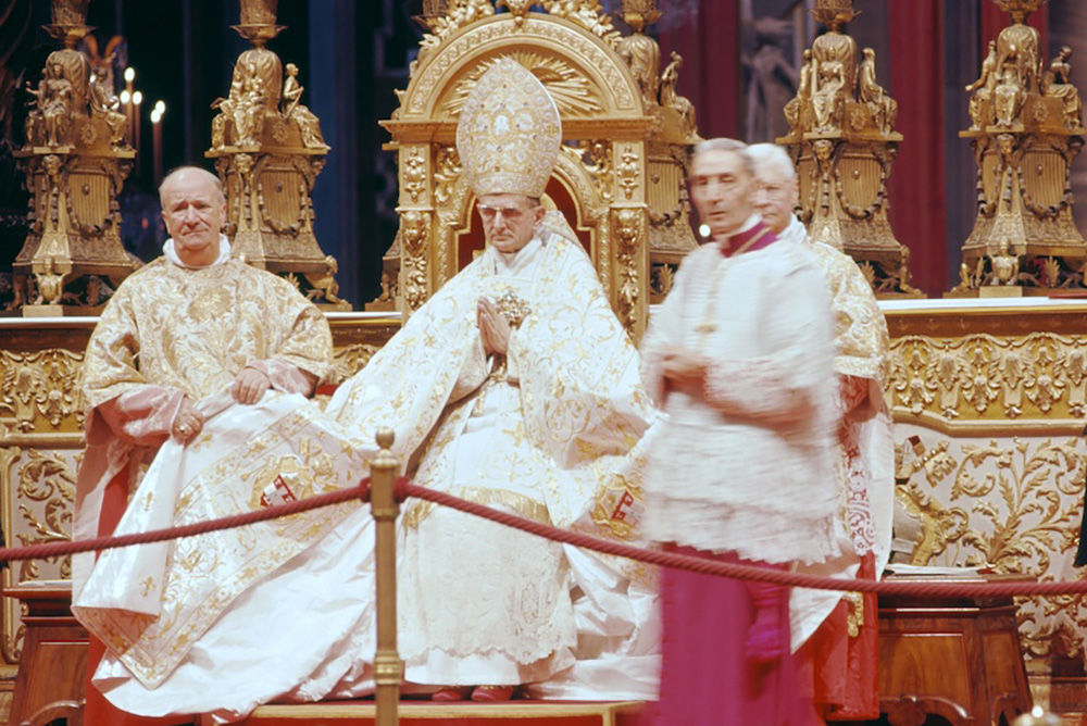 Cardinal Alfredo Ottaviani, left, stands next to Pope Paul VI, center, in this photo taken sometime between 1963-1965 during the Second Vatican Council. (Wikimedia Commons/Lothar Wolleh)