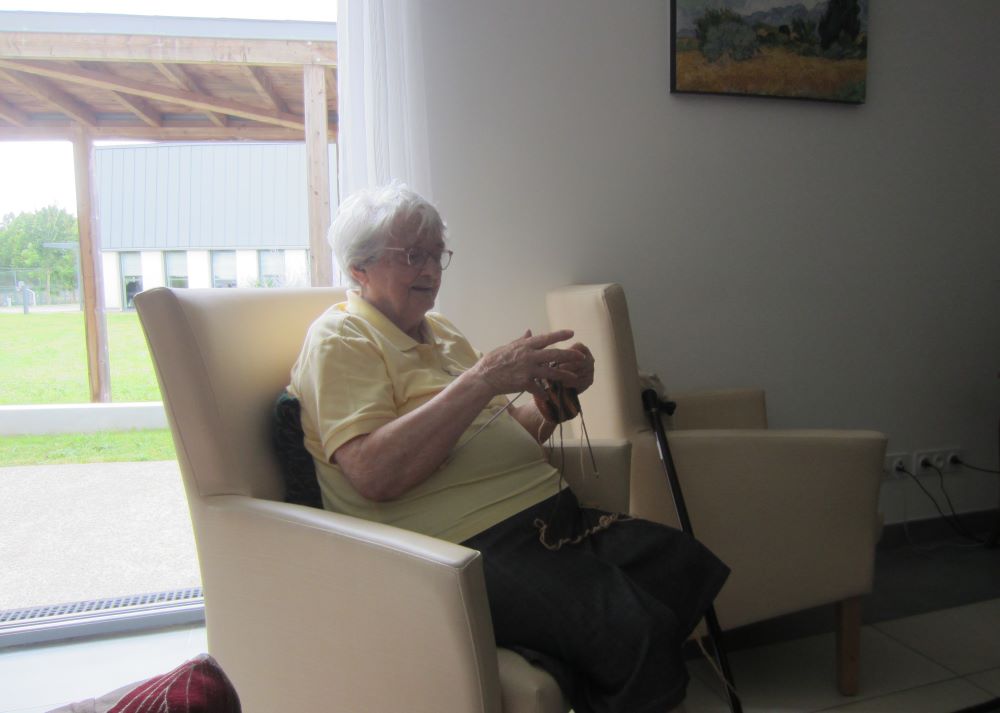 Sr. Madeleine sits in a room at Chêne de Mambré. 