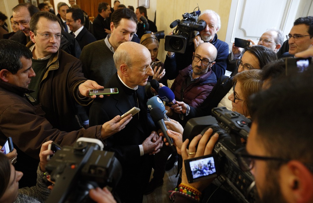 Ocariz surrounded by journalists.