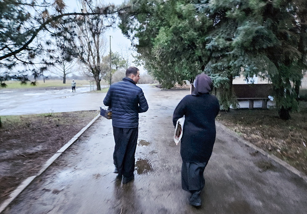 Earlier this year, Fr. Aleksandr Bohomoz and Basilian Sr. Lucia Murashko prepare to enter a triage center in Velykomykhajlivka in southeastern Ukraine. (NCR photo/Chris Herlinger)