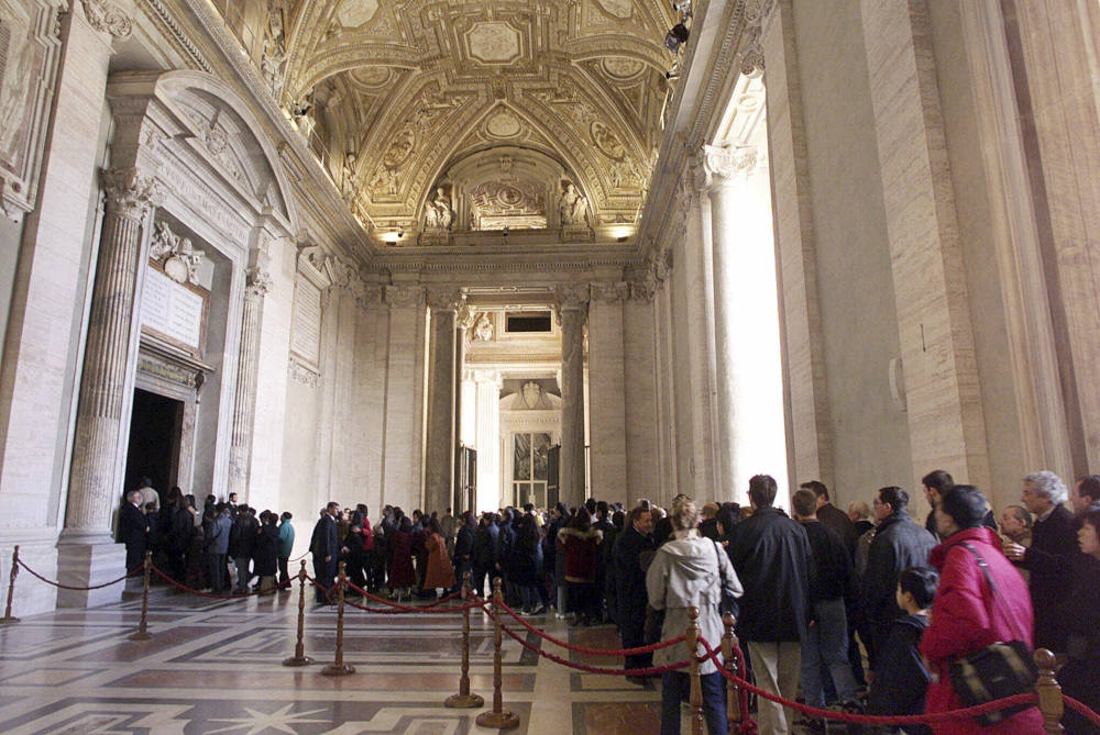 Pilgrims line to walk through St. Peter's Basilica's Holy Door at the Vatican, Tuesday, December 28, 1999. (AP Photo/Massimo Sambucetti, File)