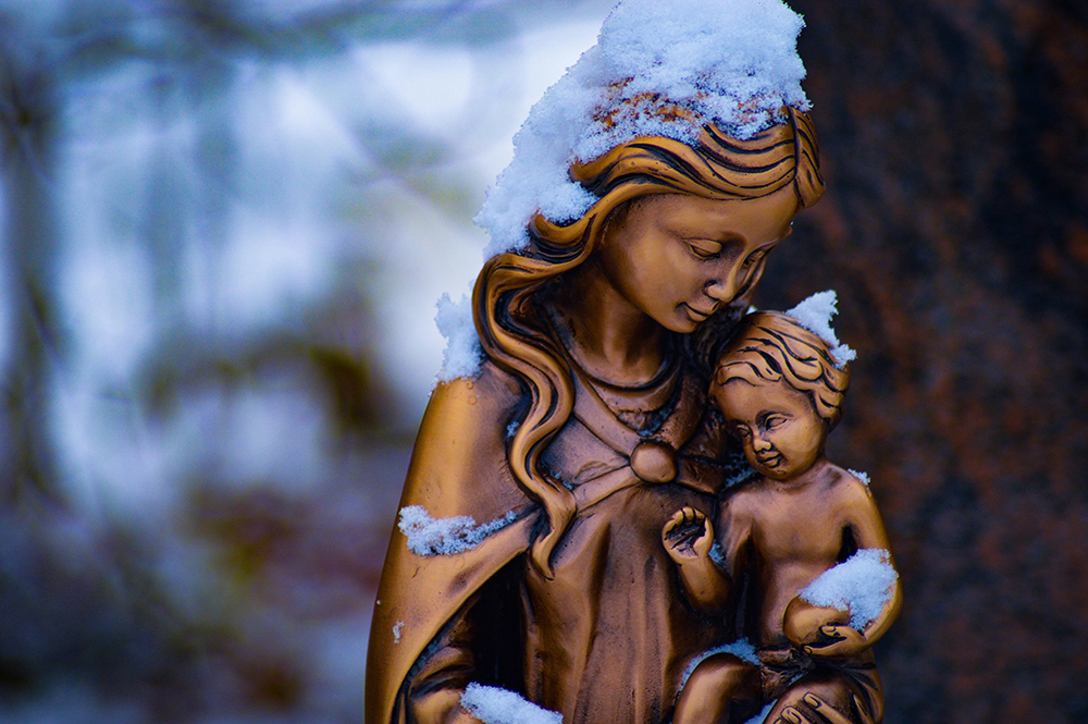 A bronze statue of Mary, Mother of Jesus, holding a baby Jesus (Unsplash/Anuja Tilj)