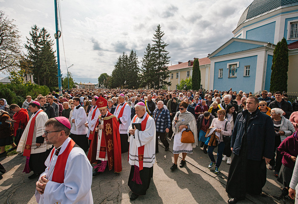 Bishops Leon Dubrawskyi of Kamianets-Podilskyi, wearing red vestments, and Stanislav Szyrokoradiuk of Odesa-Simferopol, center, lead a procession in Shargorod, Ukraine, Sept. 14, 2022, the special day of prayer for Ukraine and the end of the Latin-rite bishops' Year of the Holy Cross. (CNS/Vyacheslav Sokolovy)