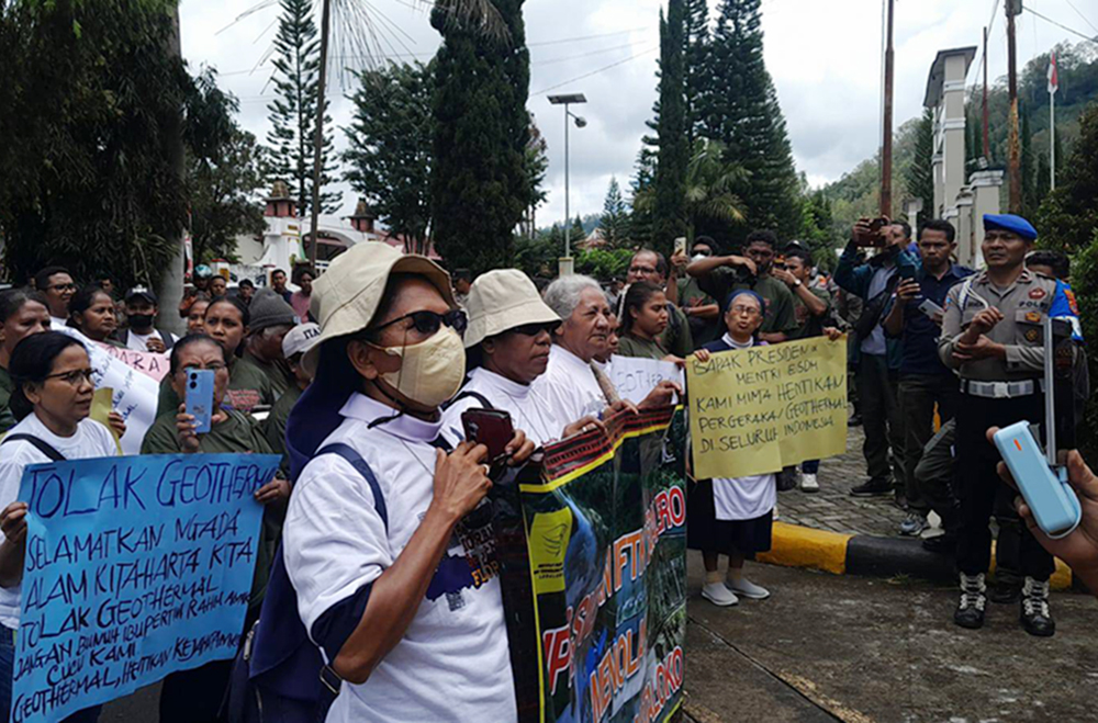 Priests and nuns in Flores protest on March 12 in front of the Ngada Regent office demanding a revocation permit for the Mataloko geothermal project. (Courtesy photo)