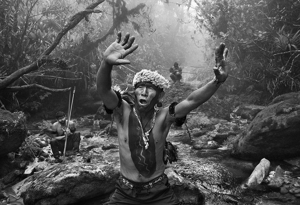 A Yanomami shaman converses with spirits before climbing Mount Pico da Neblina in 2014 in Amazonas state, Brazil. (© Sebastião Salgado/Contrasto)