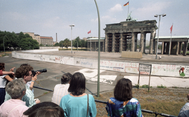 The Brandenburg Gate and the Berlin Wall are pictured in Berlin July 12, 1986. The prayer intentions written by Germans for the 2017 Week of Prayer for Christian Unity call to mind the Berlin Wall. (CNS photo/Wolfgang Kumm, EPA)