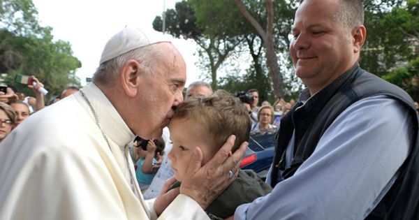 Pope Francis Goes Door-to-door To Bless Families In Beach Town ...