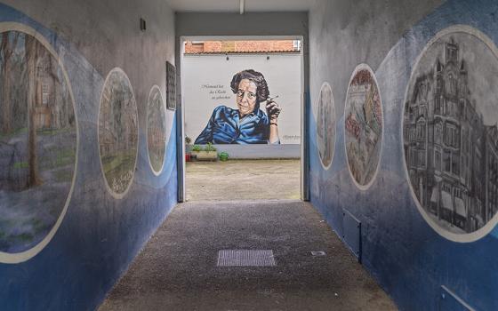 A portrait of German philosopher Hannah Arendt in the courtyard of her birthplace in Linden-Mitte, Germany. (Wikimedia Commons/Hannes Grobe)