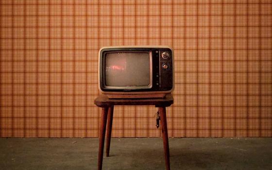 vintage television (Pixabay/sithuarkaryangon)